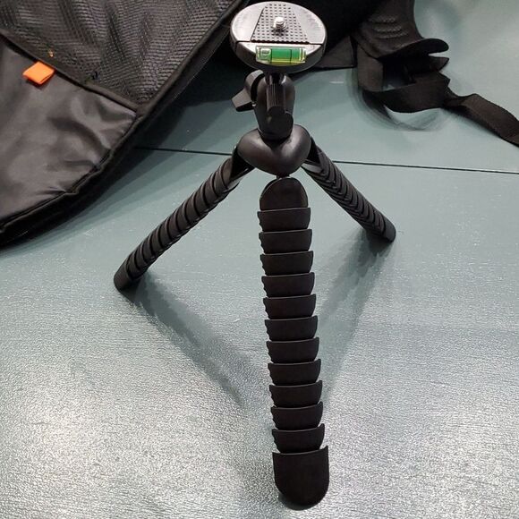 NWT, CAMERA BACKPACK. this bag is also complete with tripod. BY ultimaxx. Black - Picture 9 of 16